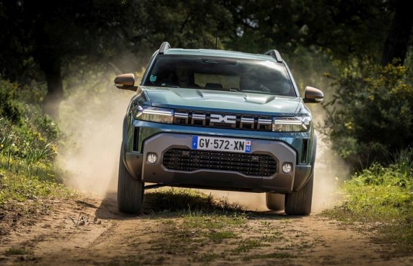 На годишна база: 63% ръст
Онези, които предричаха крах на новото поколение на Duster след отпадането на дизела и атмосферния бензинов мотор, могат да изпият една студена вода. Вместо да сбъдне предвиждането им, произвежданият в Румъния кросоувър е продал с 600 автомобила повече от същия период на миналата година, и вече не е далеч от лидерите. 108 нови регистрации през ноември. 
