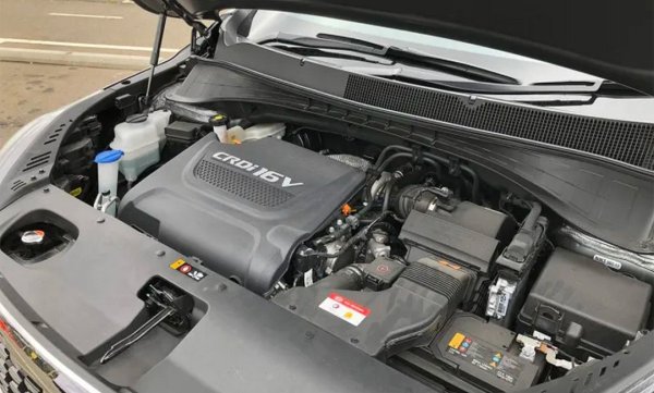 Огромната част от предлаганите Sorento са с 2.2-литровия турбодизел с мощност 200 коня. За разлика от двулитровия бензин на Hyundai-Kia, с който имаше сериозни проблеми в миналото, този дизел е на практика безпроблемен при адекватна поддръжка. Ако не пренебрегвате редовните смени на маслото, агрегатът няма да поиска никакви други грижи поне 200,000 км. 
