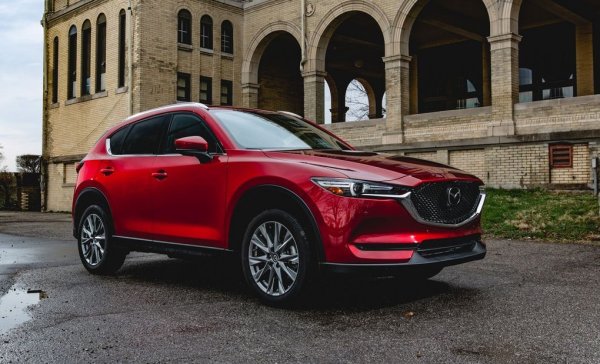 Тук говорим за второто поколение на популярния кросоувър, в продажба от 2017 година и означавано с код KF. Това е на практика колата, която се произвежда и днес. Подходът на Mazda към смяната на поколенията е различен от този на европейските производители: вместо обичайния пет- или шестгодишен цикъл с един междинен фейслифт, японците правят по един фейслифт почти всяка година, и така задържат моделите си адекватни на промените в технологиите. 
