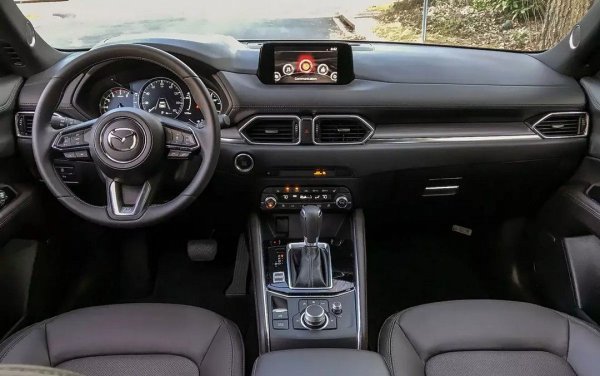 Компактният SUV на Mazda се е доказал не само като комфортен и атрактивен на вид, но и като доста надежден. Бензиновите двигатели от серията Skyactiv не изискват никакви допълнителни грижи, освен редовна смяна на маслото. Изключение от това правило е само ремъкът и неговите ролки: при употреба основно в градска среда системата "старт-стоп" го износва бързо и е добре да се подменя на 70-80 хиляди километра. 
