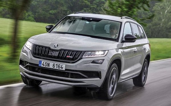 Най-големият кросоувър на чехите (поне засега) дебютира на пазара през 2017 в първото си поколение NS7, през пролетта на 2021 получи фейслифт, а тази пролет най-после идва второто поколение. 
На нашия пазар се предлагат множество Kodiaq между 4- и 6-годишна възраст. Цените започват от около 40,000 лева за 2.0 TDI и стигат до близо 60,000 лева за бензинови RS версии. Това е доста солено за употребяван автомобил, но пък, от друга страна, най-базовият Ford Focus с еднолитров двигател се предлага в момента за 53 500 лева...
При Kodiaq трябва да се внимава за автомобили внос от Словакия и някои райони на Чехия, където миналата година имаше сериозни наводнения. 
