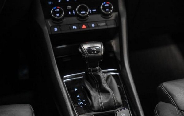 Механичната трансмисия на Kodiaq е безпроблемна, но се среща много рядко. Почти всички автомобили на пазара са с DSG автоматик с двоен съединител - 6-степен DQ-250 или 7-степенен DQ-500. В миналото "7-степенен DSG" също имаше почти зловещо звучене, но при Kodiaq и двата автоматика са вече с "мокър" съединител и са доста надеждни. Важно е обаче да им се прави периодична диагностика и да се сменя трансмисионната течност. В противен случай ремонтите - примерно подмяна на мехатроника или на съединителите - могат да стигнат и 20,000 лева. 
