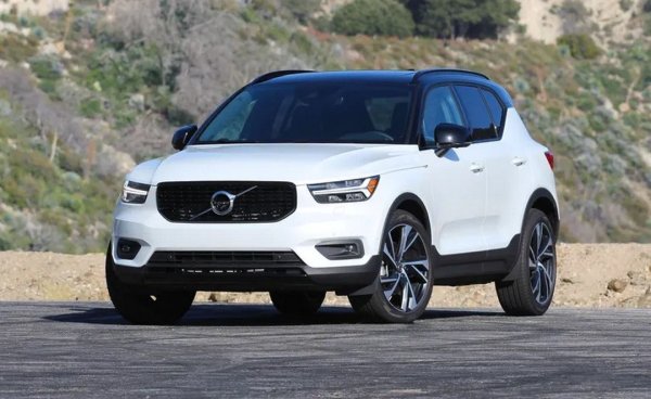 На пръв поглед този модел е доста по-малък от останалите в списъка, но всъщност с размерите си (4.43 см дължина) и той се води в сегмента C-SUV, като Mazda CX-5. Volvo го представи през 2017 и го продава от началото на 2018, когато XC40 бе избран и за Кола на годината в Европа. В края на миналата година се появи и фейслифт. 
