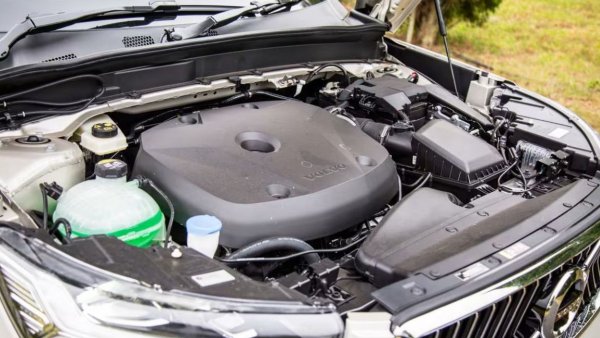 XC40 е разработен заедно с Geely и дели платформа с китайския Geely Monjaro, с Lynk & Co 02 и дори с Polestar 02. Изборът на двигатели не е чак толкова голям, ако не броим по-късните електрически и хибридни версии. Базовите версии Т2 и Т3 ползват трицилиндрови бензинови мотори с обем 1.5 литра, които носят със себе си всички обичайни рискове от бързо износване, свързвани с даунсайзинга. По-често срещан обаче е Т4, с четирицилиндров 2-литров мотор с мощност 190 коня, от който няма никакви съществени оплаквания. 
