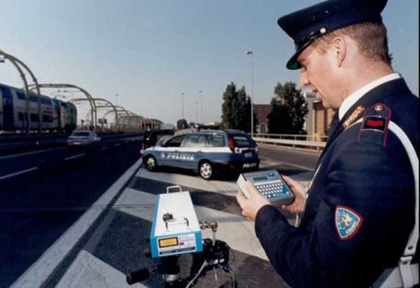 Някои „специалисти“ твърдят, че изкривяването на номера ще попречи на радара да го разчете, тъй като част от символите няма да се виждат ясно. Тук има няколко неща, с които шофьорът трябва да е наясно. Първо, движението с увреден номер може да привлече вниманието на полицията и да донесе глоба. И второ, системата лесно може да открие нарушител на правилника и само по част от номера на автомобила му.