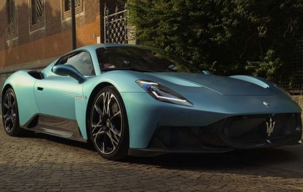 MCPURA e на практика умерена еволюция спрямо предшественика си, и използва същия иновативен 3.0-литров V6 двигател с предкамерно възпламеняване, наречен Nettuno. Мощността си остава 630 конски сили - което означава литрова мощност от 210 коня, изключително впечатляващ показател. MCPURA има сух картер, за да понася максимални натоварвания на пистата. 
