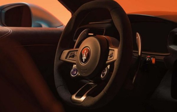 Не са съществено променени и размерите: MCPURA е дълга 4.67 метра, широка 1.97, висока 1.22 и с междуосие от 2.7 метра. 
Стандартно са включени регулиреумо окачване, диференциал с ограничено приплъзване, 20-цолови джанти, спирачки с 380-милиметрови дискове отпред и 350-милиметрови отзад (като опция може да се поръчат и въглеродно-керамични спирачки). 
