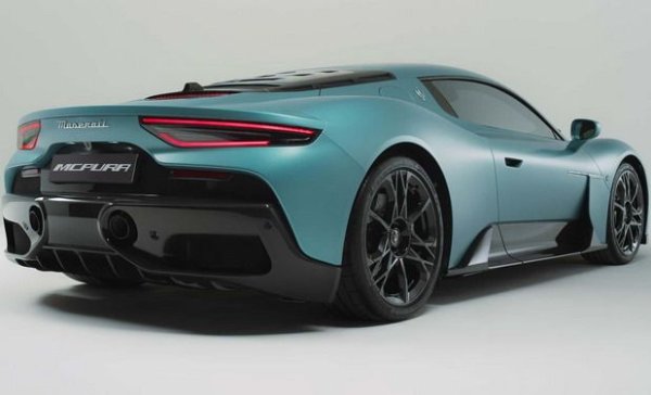 Каросерията е произведена от въглеродни влакна за максимална устойчивост на усукване и понижаване на теглото. Максималната скорост е 325 километра в час, а ускорението от 0 до 100 км/ч се постига за 2.9 секунди - само с една десета по-бавно от пистовото GT2 Stradale. Максималният въртящ момент е 730 Нм. Ускорението от 0 до 200 км/ч отнема впечатляващите 8.8 секунди.