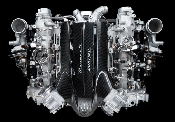 Най-характерната особеност на този двигател е "предкамерата" - малка кухина над всеки от цилиндрите, в която се впръсква миниатюрно количество гориво. Спомагателната свещ го запалва и после пламъците се отвеждат към горивната камера, където светкавично се разпространяват и запалват горивната смес едновременно навсякъде. Резултатът е много ефикасно и бързо изгаряне - с около една трета по-бързо, отколкото в нормалните двигатели. А ефикасното изгаряне означава повече мощност. Когато обаче тя не ви е нужна, системата се изключва и горивната смес се възпламенява по конвенционалния начин. 
