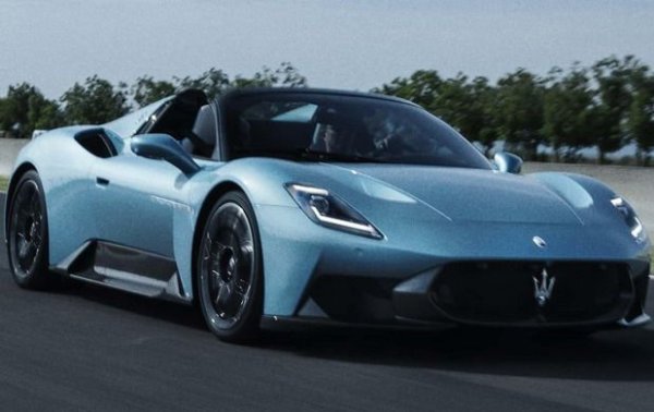 MCPURA има пет различни режима на шофиране, които преобразяват напълно колата. Най-екстремният е Corsa - "писта" - в който всички настройки са на най-агресивното ниво, а електронните системи за сигурност са изключени или силно ограничени. 
За разлика от GT2 Stradale, тук няма голямо антикрило отзад, а само дискретен заден спойлер, но той е достатъчен да даде 150 кг сила на притискане при скорости над 200 км/ч. 
