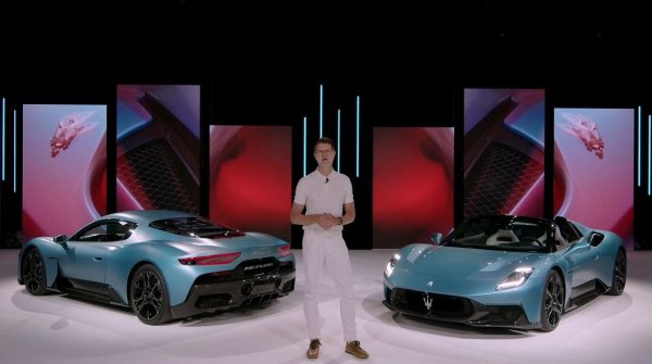 Дизайнерите, начело с Клаус Бузе (на снимката), са разработили и изцяло нови джанти, чиято сложна шарка трябва да е нещо като модерна интерпретация на някогашните състезателни джанти с много спици. 
В интериора можете да избирате между спортен волан с алкантара, изрязан в почти правоъгълна форма, или истинси състезателен волан. Алкантарата е широко използвана и по таблото вместо досегашната кожа. Както ни обясни Бузе, целта е да се намалят колкото се може повече отраженията и слънчевите отблясъци, разсейващи шофьора. 