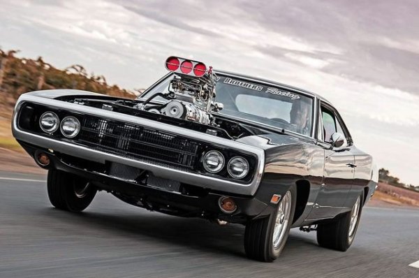 Първият филм от великата поредица за автомобили направи този масълкар абсолютно култов, дори и за младото поколение. Въпреки, че прави някои фантастични номера на екрана (бърнаут и вдигане на задни гуми едновременно) феновете обичат тази кола. Версията от 69-та година пък е популяризирана в киното за първи път от Генерал Лий и лентата ,,Царете на хауса&ldquo;, но е несравнима с известността на вариантът от 70-та, именно заради ,,Бързи и яростни&ldquo;. 