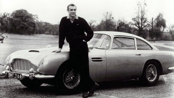 Филм: "Голдфингър"(1964)

Това може би е един от фаворитите за най-известна кола от филм, главно заради специалните си ,,приставки“. Картечница, катапултиращи се седалки и невероятен предвестник на сегашната навигационна система са само част от екстрите, интегрирани в колата на Джеймс Бонд.. Тази кола е едно от емблематичните наследства на Холивуд, която наскоро бе продадена за 4.6 милиона долара.