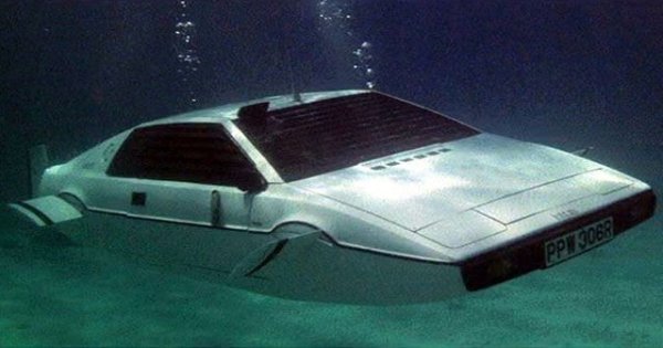 Филм: "Шпионинът, който ме обичаше" (1977)

Обикновено не е добра идея да си караш колата в океан, но изглежда Бонд се оправя доста добре и с тази задача, карайки емблематичната Lotus Esprit , който има необикновената способност да се трансформира в подводница. 