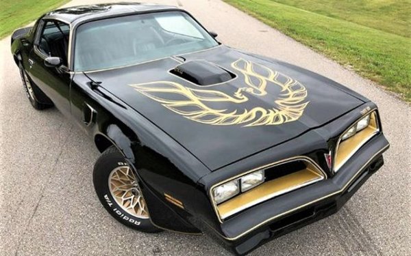 Филм: "Смоуки и бандита" (1977)

След излизането на филма продажбите на Trans Am бележат рекорди, но дали това се дължи на ефектния T-top, привлекателността на Бърт Рейнолдс или уникалната разцветка Special Edition, остава загадка. 