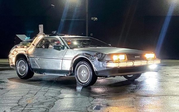 Филм: "Завръщане в бъдещето" (1985)

Колата сама по себе си не е толкова магнетична, но благодарение на кинолентата тя се превръща в хит и е известна и до ден-днешен. Но въпреки футуристичният си дизайн и възможността да пътува из времето, тази кола не се оказа толкова популярна на пазара. 
