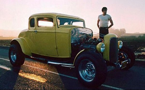 Филм: "Американски графити" (1973)

Преди великата сага ,,Междузвездни войни&ldquo;, Джордж Лукас режисира лентата ,,Американски графити&ldquo;, която се превръща в една от най-добрите класики във филмите с коли. Жълтият Ford, който издуха колата на Харисън Форд от пътя е едно от емблематичните купета във филмовата индустрия. 