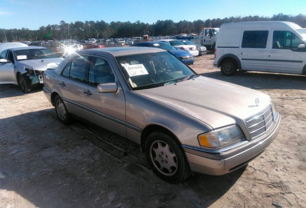 Седанът се намира в Маями, като е произведен през 1996 г. и е в много добро състояние – без механични проблеми с работещ климатик и пълна документация. При това не става дума за базовата версия, а за варианта с 6-цилиндров редови двигател със 193 к.с. В Европа подобен автомобил ще излезе около 3000 евро.