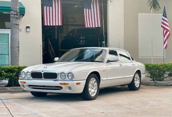 Пукнатина на предното стъкло и проблем с генератора са единствените недостатъци на този великолепен Jaguar XJ8! Поне, ако се вярва на продавача му. Ако изключим ръждата по капака, под който е поставен 4,0-литров V8 двигател, произведеният през 2001 г. седан изглежда добре. Лошото е, че този модел (по принцип) има много проблеми, но пък за 1000 долара не може да се очаква много.