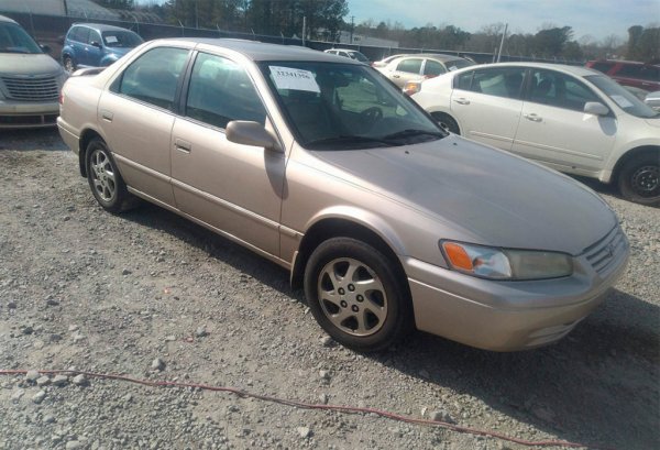 Няма как да бъде пропусната и тази истинска легенда. Някой си Джефри от Орегон продава произведен през 1998 г. седан за 1000 долара, като твърди, че колата е в идеално състояние. Пробегът е внушителен &ndash; 336 000 км, което за Camry е нищо. Под капака е поставен 2,2.литров V6, който е обслужван редовно. Маслото е сменено, а също така гумите и спирачките.