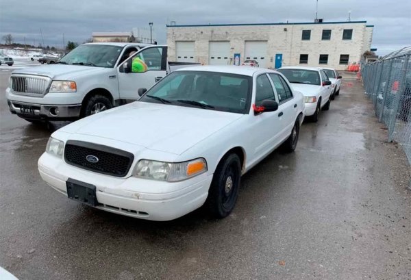 Още една американска легенда - Ford Crown Victoria, при това във версията за полицията, която е оборудвана с усилено окачване и форсиран 4,6-литров мотор. Ако се вярва на собственика, колата е в перфектно състояние. Каросерията е леко ръждясала, но пък 1000 долара, както стана дума, струва нов iPhone.