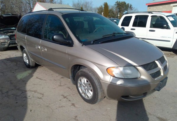 На пазара в САЩ за 1000 долара се срещат и семейни возила. Като този миниван Dodge Grand Caravan, например. Той се намира в Кънектикът, няма никакви проблеми, просто е отстъпил мястото си на нов автомобил. Толкова струва и аналогичният Ford Windstar с пробег 200 000 км.