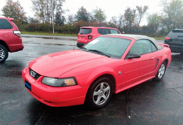 Ако добавите 100 долара към хилядарката, можете да станете собственик на истинския Mustang. Факт е, че феновете не обичат четвъртото поколение на купето, което е с 3,8-литров V6 със 145 к.с., но път този екземпляр от Юта изглежда свежо. Той е с мек свалящ се покрив, който обаче не работи. Продавачът уточнява, че горивната система прекъсва, а радио просто няма.