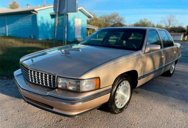 Този Cadillac DeVille разполага с отлично запазен салон, напълно работещо оборудване, а единственети проблеми са с изгорелия лак по каросерията. Собственикът му твърди, че трябва единствено да се смени спирачната система, но самият той няма нито време, нито нерви, за да се занимава. И това е причината за тази цена.