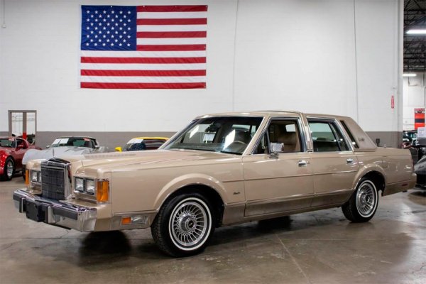 За същата сума Дейвид Хамък от Джорджия е готов да се раздели със своя Lincoln Town Car от 1989 г. Двигателят му е 5,0-литров V8, скоростната кутия работи &bdquo;идеално&ldquo;, поне според собственика, който обръща внимание и на блестящия хром. Ако не ви харесва, в Ню Джърси се продава екземпляр от модела от 2000 г., при това в специалната версия Millenium Edition с винилова кожа в салона.