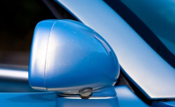 Произвеждан във Великобритания от 1999 до 2006 г., TVR Tuscan, подобно на много суперколи, също има елегантна и аеродинамична каросерия без традиционните дръжки на вратите. Тази компания обикновено не обича да претоварва машините с излишъци. Преди това тя дори не поставяше ABS и въздушни възглавници на своите модели, без да считат тези системи за подобрение в производителността и безопасността.

Ето защо не е изненадващо, че целият механизъм за отваряне на спортната двувратка беше скрит от любопитни очи. И за да влезете в колата, трябва да натиснете доста голям изпъкнал бутон в долната част на корпуса на страничното огледало. Между другото, в кабината на TVR Tuscan също няма дръжки на панелите на вратите, които трябва да дръпнете, за да излезете от колата. Вратите се отварят отвътре с малки, едва забележими бутони, разположени на предния панел отдясно и отляво на радиото.