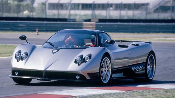 Двигателят V12 е почти задължителен за всеки първокласен хиперавтомобил - и Орасио Пагани избра точно такъв от Mercedes-Benz за своята новосъздадена Zonda. Първият модел се задоволи с 6-литров V12 от Mercedes. Не е лошо, особено в кола, тежаща само 1250 кг. Но трябваше още много! Zonda достигна своя връх с модела C12/S, който използва AMG версия на V12 на Mercedes със 7-литров обем и 543 к.с. Това изстреля Pagani от 0-100 за 3,8 секунди, и максимална скорост от 336 км в час. Плюс сензационен звук от средно разположения мотор.