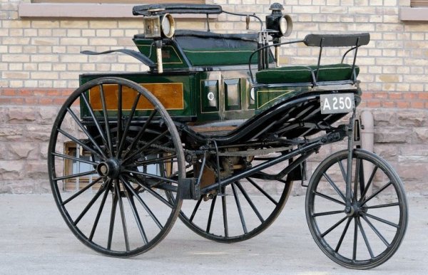 Първият сериен автомобил с двигател с вътрешно горене в историята не може да се похвали с времето си от 0 до 100 км/ч, защото максималната му скорост всъщност е около 15км/ч. Усъвършенствата му версия Model No3 от 1888 развива цели 18 км/ч. 
