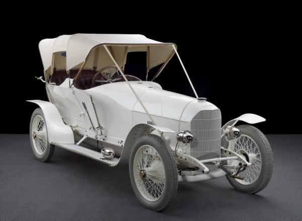 
Този автомобил, с 5.7-литров четирицилиндров мотор и максимална мощност от 95 конски сили, е дело на самия Фердинанд Порше. Чупи всички рекорди за серийна кола с максималната си скорост от 136 км/ч. Austro-Daimler е австрийско дъщерно дружество на Daimler, който пък на свой ред се обединява с Benz & Cie, за да се роди марката Mercedes-Benz (през 1926).
