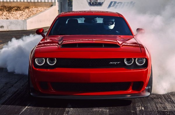 Bugatti Chiron, Ferrari SF90 Stradale, Koenigsegg Regera - отминалото десетилетие бе богато на хиперколи, сместени в тесните граници на 2.5 - 2.6 секунди. Но пред тях се нареди един пролетарски "мускулест" автомобил от Америка: Dodge Challenger SRT Demon, който записа 2.4 секунди от 0 до 100 км/ч. При това без много-много да се вълнува от аеродинамиката. Вместо това Demon заложи на суровата мощ: 6.2-литров Hemi V8 с компресор, способен на 1044 Нм максимален въртящ момент. Американската National Hot Rod Association го забрани за участие в драг състезания, понеже бил "прекалено бърз". 
