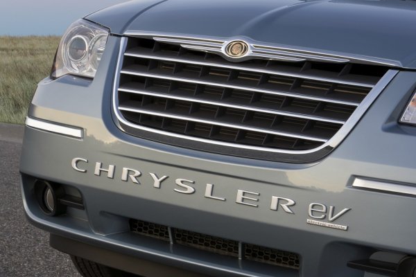 Само чрез електрическа енергия Chrysler EV може да измине 65 километра