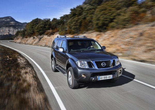 <p><strong>Най-опасните автомобили в САЩ</strong><br /><br />5. Nissan Pathfinder<br /><br />> Краш тест: незадоволително представяне при удар отзад и преобръщане<br />> Продажби за 2011 година: 25,935<br />> Цена в САЩ: $29,290<br />> Оценка за качество на JD Power: 4/5</p>