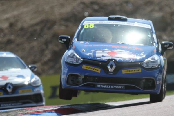 Преди всичко, защото натискът върху предните колела е огромен, тъй като те поемат цялата енепгия при завиване и преминаване през неравности на пътя. Това съответно се отразява и на маневреността. Радиусът на завоя е по-голям, тъй като около предните колела са натрупани всички механични елементи. Ускорението е по-лошо, тъй като центърът на тежестта се мести назад и колелата губят сцепление.
При колите с предно предаване се забелязва и така нареченото „недозавиване”, тоест завъртате волана, но колата не завива така, както искат Причината е, че при по-висока скорост инерцията отпред е по-голяма и предните колела изпитват затруднения. Те могат да „поемат” тежестта и да я изпратят в нежелана от водача посока, като съответно направят по-голям радиус на завой.
