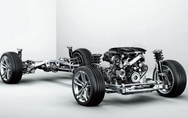 Двигателят, по правило, е разположен отпред, а енергията се предава на задните колела с карданов вал и диференциал. Това е класически тип задвижване, което обаче в наши дни се използва най-вече при спортните коли и луксозните автомобили.
