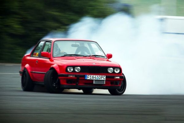 На първо място, защото инженерите имат възможност да си играят с разпределението на тежестта (при някои автомобили трансмисията е поставена отзад). Вследствие на това, върху предните колела има по-малко тежест, а и отсекът на двигателя не се товари допълнително. Колата завива по-добре и ускорява по-бързо.
С други думи – това, което не постига предното предаване, е налице при задното. Този тип коли имат по-малък радиус на завой, по-добра маневреност и по-добро ускорение. Мощността се контролила по-добре, тъй като диференциалът се намира в средата и двата задвижващи вала са с еднакви размери (за разлика от тези при колите с предно предаване).
