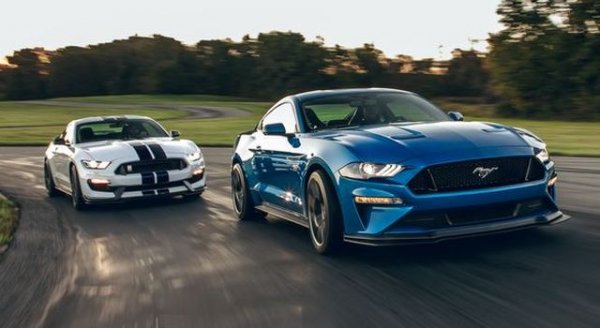 Добавя се излишно тегло, тъй като има повече механични детайли. Така се губи мощност и се увеличава разходът на гориво. Съответно и цената на колите със задно предаване е по-висока. Пространството в салона и в багажника намалява (заради вече споменаните вече салон и заден диференциал).
По-малкото натоварване на водещите колела (в случая задните) води до загуба на сцепление при мокър и хлъзгав път. При автомобилите със задно вместо недозавиване има презавиване, заради което може да бъде изгубен контрол на управлението. В същото време този тип коли са далеч по-забавни за каране.
