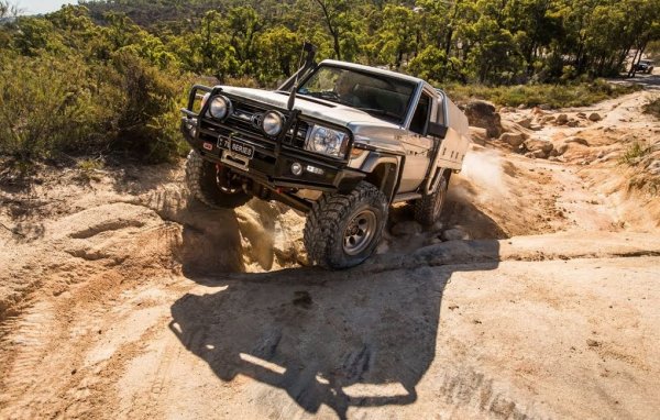 Основно заради факта, че стръмните шосета и дори липсата на път не са проблем при този тип задвижване. Водачът винаги има на разположение цялата енергия, а съответно автомобилът ускорява далеч по-уверено.
