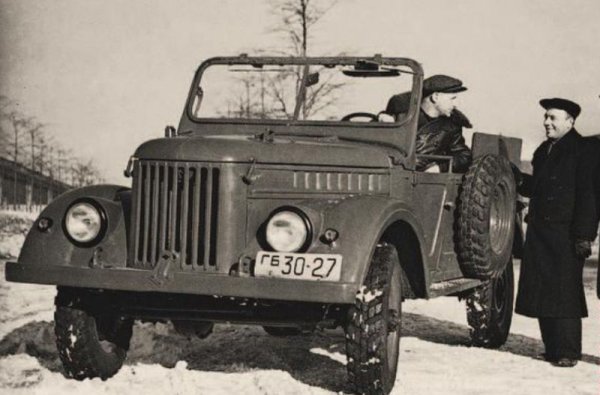 Но тези машини, родени в хаоса около Втората световна война, имат много недостатъци. Затова през 1947 на конструкторите в Грозни, начело с Григорий Васерман, е възложено да направят нов модел на базата на ГАЗ-67Б - по-проходим, по-надежден и най-вече по-икономичен. Според легендата, поръчката идвала лично от Сталин. Със сигурност се знае, че съветският лидер е изискал филмче от изпитанията на тестовия прототип. А самите изпитания са били сериозни: общо 12 500 километра по лоши пътища или изобщо без пътища. 
НА СНИМКАТА: Изпитателен прототип. Вдясно е Григорий Васерман, шефът на проекта и реалният създател на ГАЗ-69