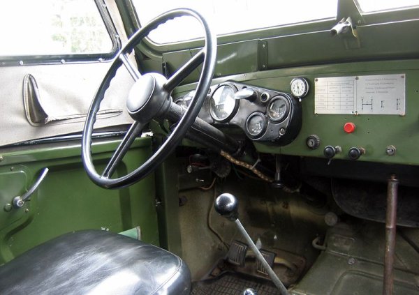 Ако седнете в ГАЗ-69 днес, трудно ще успеете да си представите по-спартански интериор. Но за времето си и в сравнение с предшествениците тази кола е почти "луксозна" - има врати, парно, електрически чистачки, синхронизирана скоростна кутия. За да я направят по-вместима спрямо ГАЗ-67, инженерите изтеглят двигателя напред, и така вътре остава място за 8 души (или за 650 кг товар).