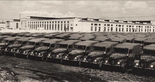 Производството тръгва трудно и дълго време не може да отговори на огромния интерес. Поръчки за ГАЗ-69 има не само от Съветския съюз (от армията до полярните изследователи), но и от "братски" страни като Куба и Индия. Понеже заводът в Горки няма капацитет, част от производството се прехвърля в Уляновск, във фабриката на УАЗ. За да не се бави повече продукцията, конструкторите се отказват да увеличават пътния просвет (21 см), въпреки оплакванията, че е твърде нисък. 
