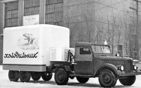 ГАЗ-69 през годините е служил за основа на някои по-екзотични варианти, като например самосвала УАЗ-455 с хидравлична кофа, или влекача УАЗ-456 (на снимката). За тях е планирана и специална, допълнително форсирана версия на мотора, с мощност 65 конски сили. Но и двете си остават прототипи - заводът няма излишни средства, а и търсенето за стандартния ГАЗ-69, така или иначе, надхвърля капацитета му. 
