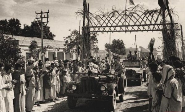 ГАЗ-69 се произвежда по лиценз и в доста от някогашните "братски" на СССР страни. Сред тях е Румъния, където моделът носи имената IMS-57 и ARO-M461,
Китай, където се превръща в Beijing BJ 212, и дори Северна Корея, чиято версия се нарича Kaengsaeng. На снимката: Никита Хрушчов се води в УАЗ в Индия, след като е отстъпил лиценза на автомобила на местен производител. Любопитното е, че колата на охраната е индийската версия на Willys Jeep, сглобявана от Mahindra. 