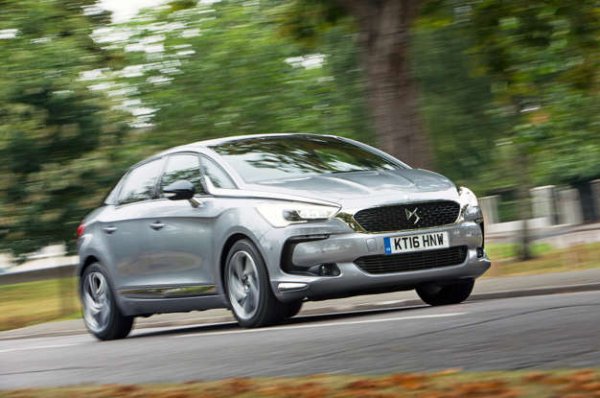 DS е сравнително нова първокласна марка, лансирана от френската Citroën през 2009 г. А DS 5 е красива, но проблемна кола, която не се продава така, както се очакваше. Когато се появи под марката Citroën, DS 5 изглеждаше така, сякаш може да изкуши клиентите на BMW.  

Колата предлагаше и пищен интериор, но и тук нещата се объркаха. Шефовете на Citroen бяха поискали суперспортно окачване и го получиха. То обаче явно не беше подходящо за този автомобил.