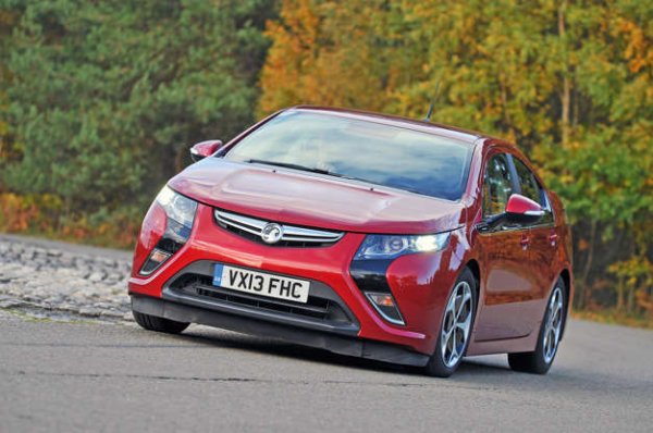 Това беше кола, която трябваше да предизвика революция сред plug-in хибридите. Тя разполагаше с новаторската технология за удължаване на пробега, което означаваше, че дори да няма контакт за зареждане, автомобилът ще продължи да се движи. Ampera беше интересен, управляваше се приятно и имаше ниски вредни емисии. Цената му, за съжаление, обаче се оказа прекалено висока.