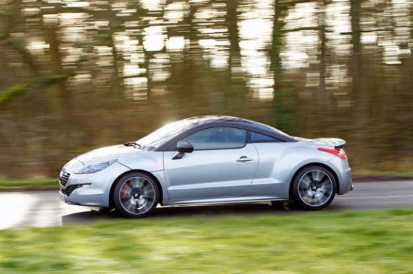 Тук може да се види влиянието на Audi TT, като френският автомобил беше красиво, интригуващо, добре завършено и желано спортно купе. Привлекателността му беше достатъчна, за да привлече вниманието на публиката и на медиите, когато изведнъж всичко приключи. Все пак Peugeot успя да продаде почти 68 000 от RCZ, но след отличния старт резултатите постепенно започнаха да падат.