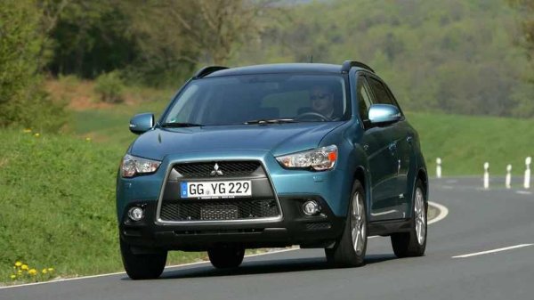 За да се предотврати корозия, е необходимо своевременно да се отстранят всички драскотини, особено в уязвимите зони. Редовно проверявайте и третирайте праговете, колесните арки и долната част на вратите с антикорозионен препарат. За автомобили по-стари от пет години е задължителна диагностика на скритите кухини и заварените шевове в двигателния отсек за поява на огнище на ръжда.
